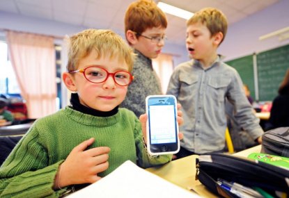Астахов предложил отбирать у школьников смартфоны